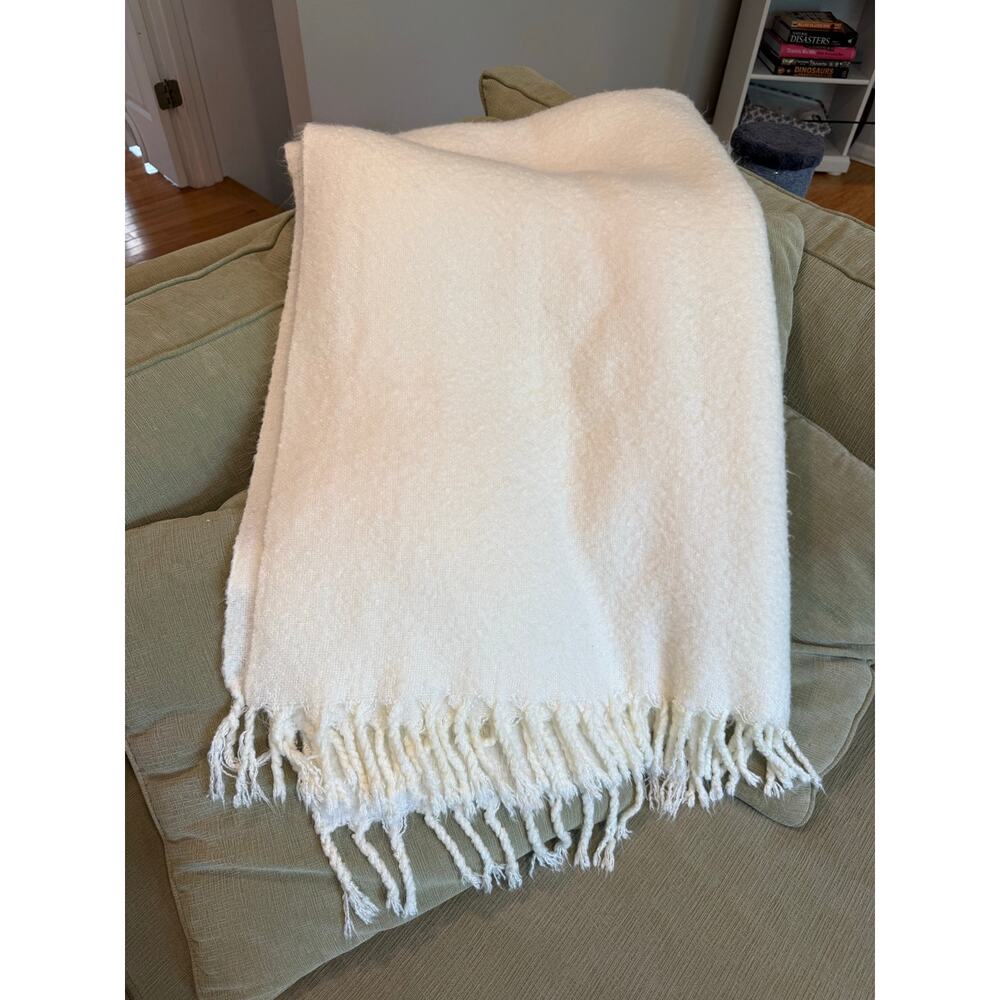 Soft Surroundings‎ Ivory Bouclé Fringe Throw Blanket 50x70 Cozy Cottage Home
